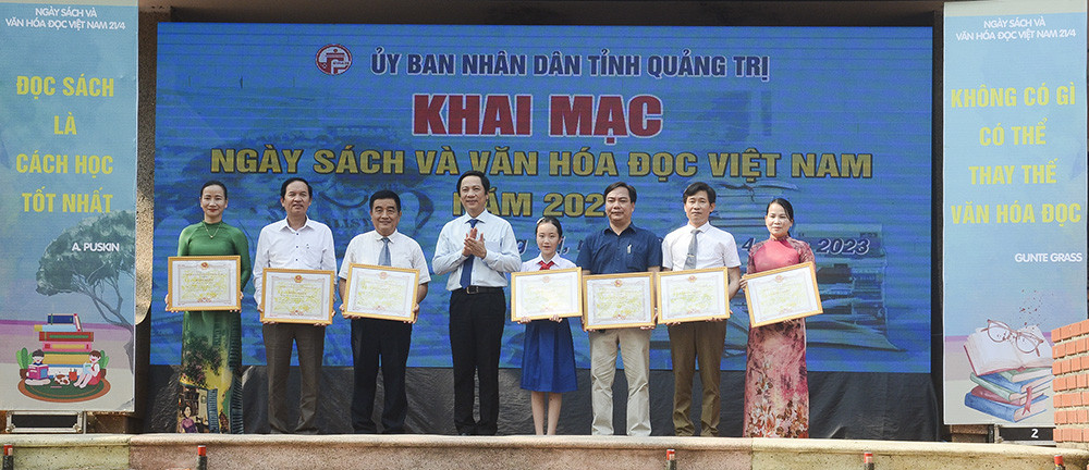 UBND tỉnh khen thưởng các tập thể, cá nhân có nhiều thành tích trong thực hiện các hoạt động về sách và văn hóa đọc